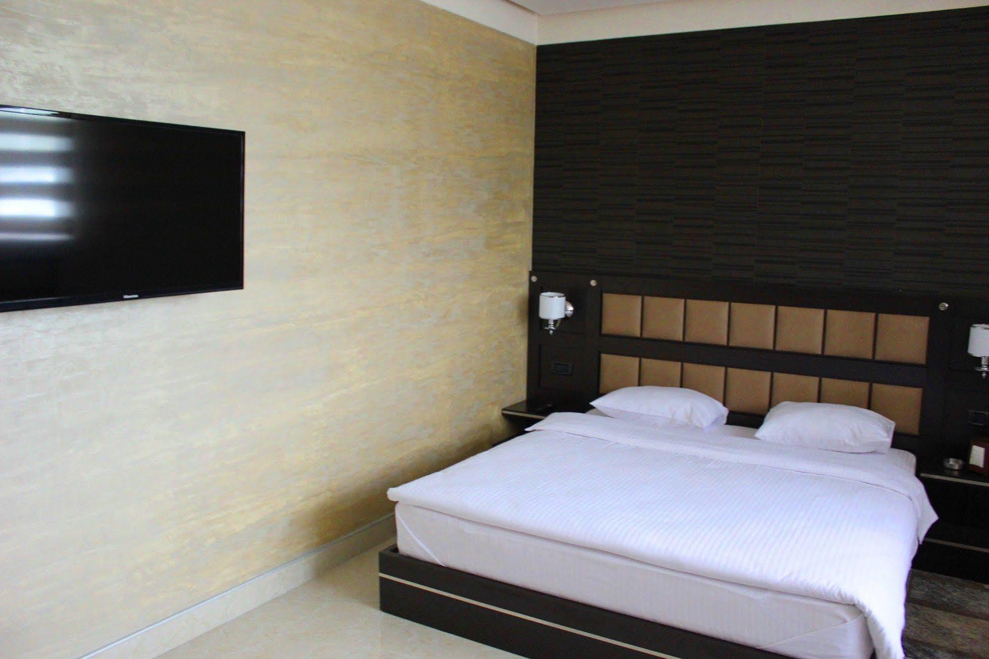 Avan Plaza Hotel Єреван Екстер'єр фото